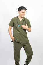 SCRUB REVOLT JOGGER ANTIFLUIDOS COLECCIÓN BOSQUE