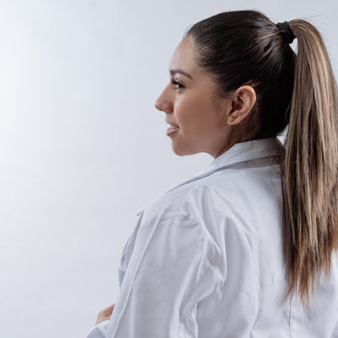 BATA DE MÉDICO DAMA CON CUELLO REPELENTE A LÍQUIDOS
