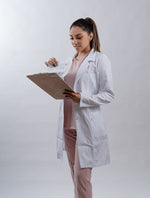 BATA DE MÉDICO DAMA CON CUELLO REPELENTE A LÍQUIDOS