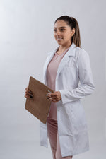 BATA DE MÉDICO DAMA CON CUELLO REPELENTE A LÍQUIDOS